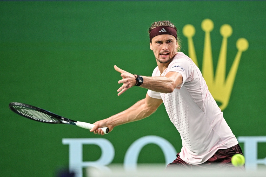 Alexander Zverev golpea la pelota en el Masters 1000 de Shanghái, donde Alcaraz fue eliminado y el alemán aseguró el número uno del año